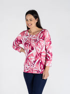 TO30888  BOLD LEAF PRINT TOP & 3/4 SLEEVE ROUND N CERISE PRINT